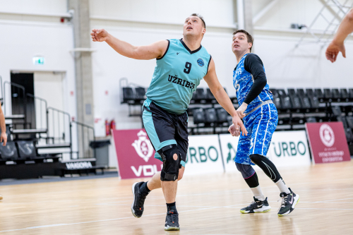 Dalius Grušauskas dominuoja aikštelėje rinkdamas atšokusius kamuolius Dalius Grušauskas dominuoja aikštelėje rinkdamas atšokusius kamuolius